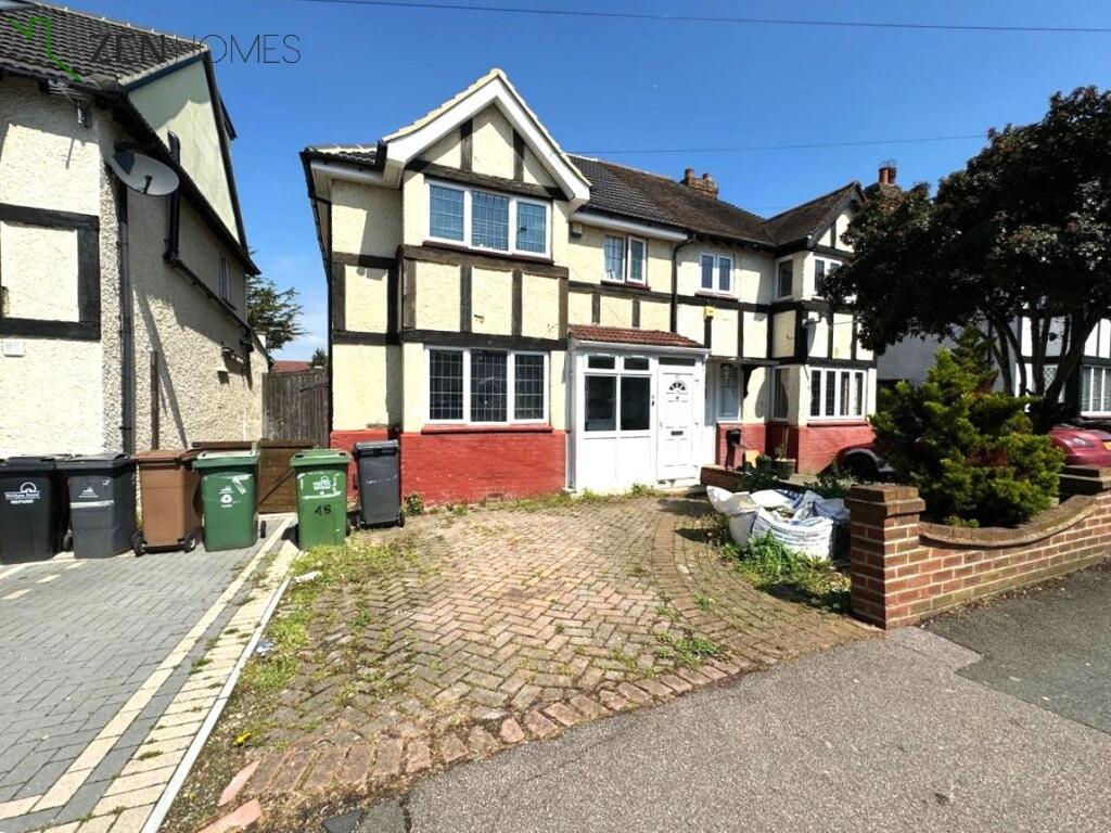 3-bed semi-detached on New Road, London, £565,000