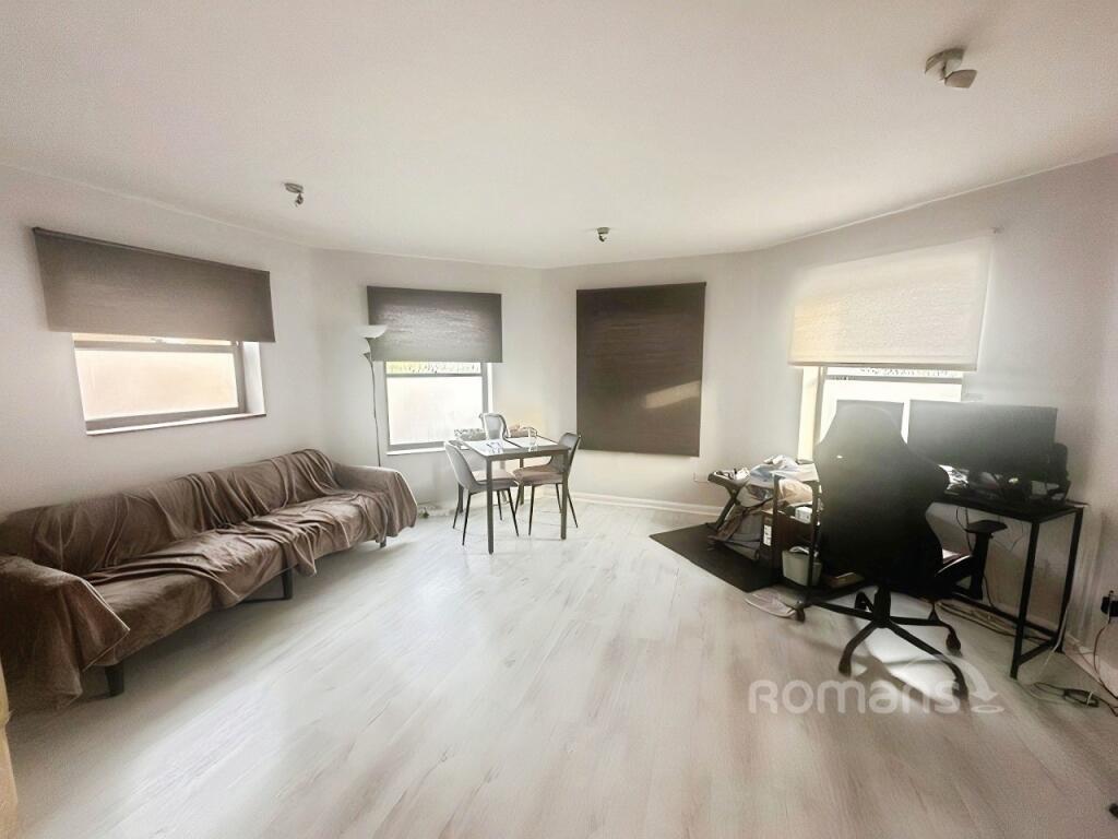 Apartment in Maidenhead, North Town - View 3