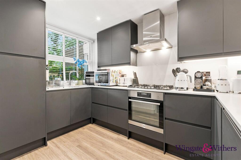 House in Woking, Byfleet - View 3
