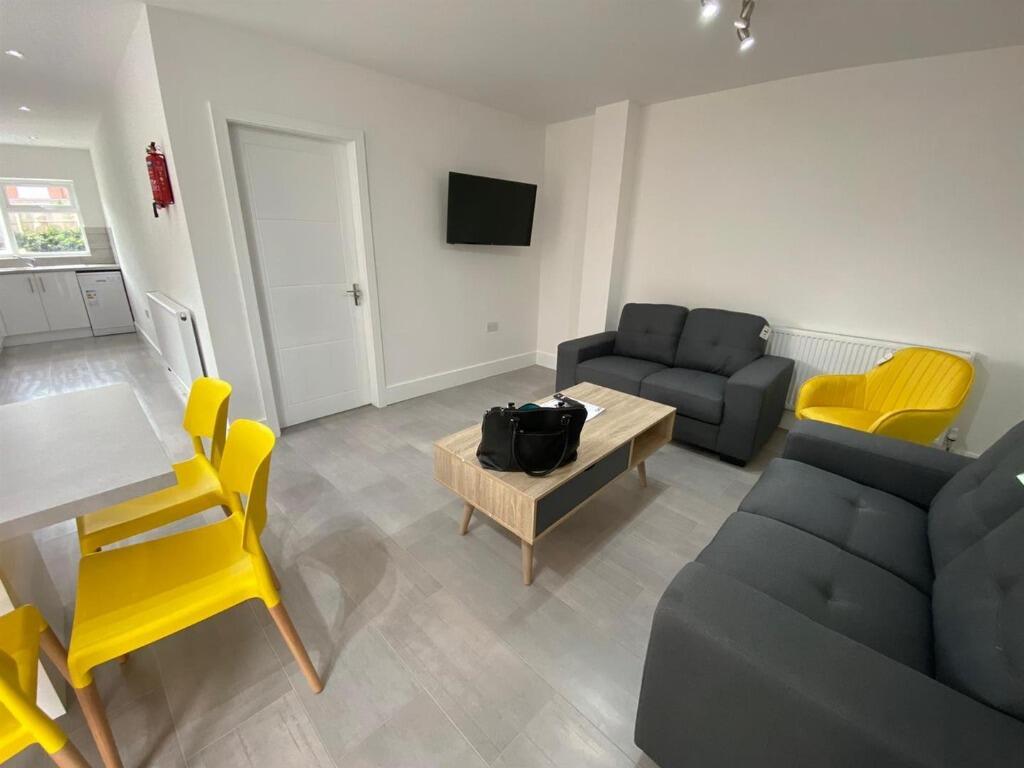 Main image of property: Queens Road East, Beeston, NG9