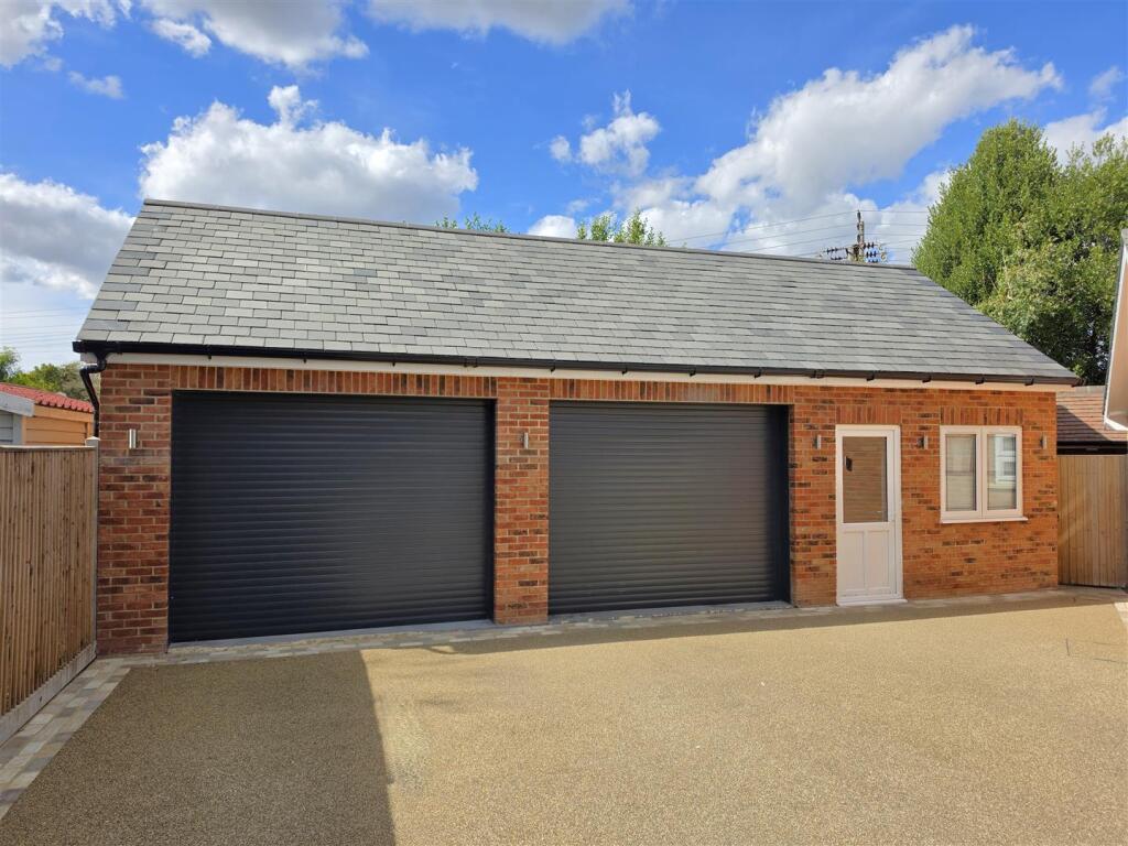 House in Waverley, Badshot Lea, Farnham - More