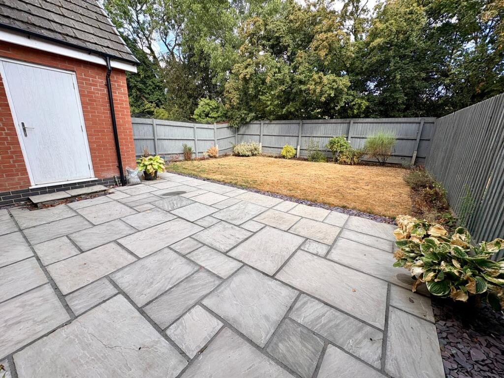 House in Blaby, Huncote - More