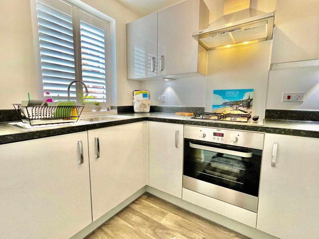 Chinchen Close, East Cowes, PO32 photo 3