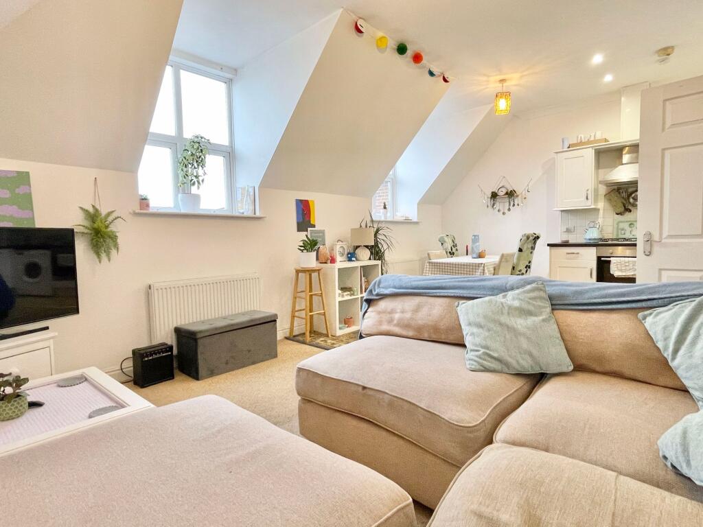 Mill Hill Road, Francesca Court, PO31 - View 2