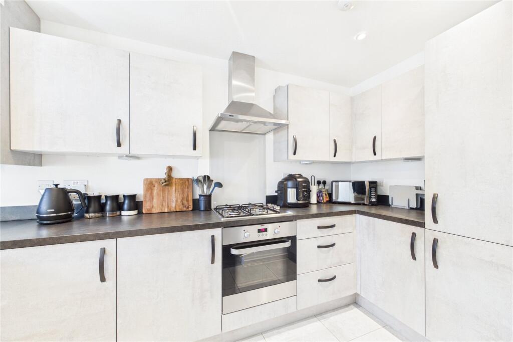 Honey Bee Street, Calcot, Reading, Berkshire, RG31 photo 4
