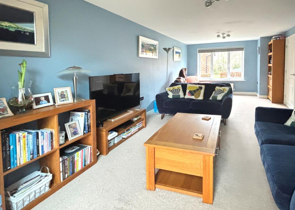 Bobbin Close, Brockworth, GL3 photo 3