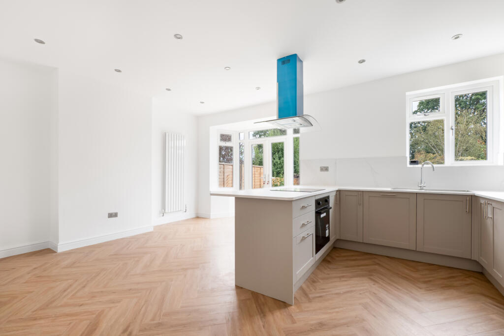 House in Sutton - View 4