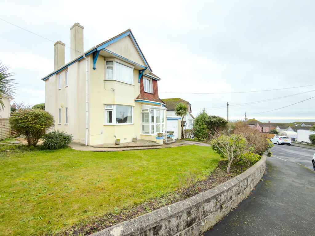 3-bed detached on Henty Avenue, Dawlish, £350,000