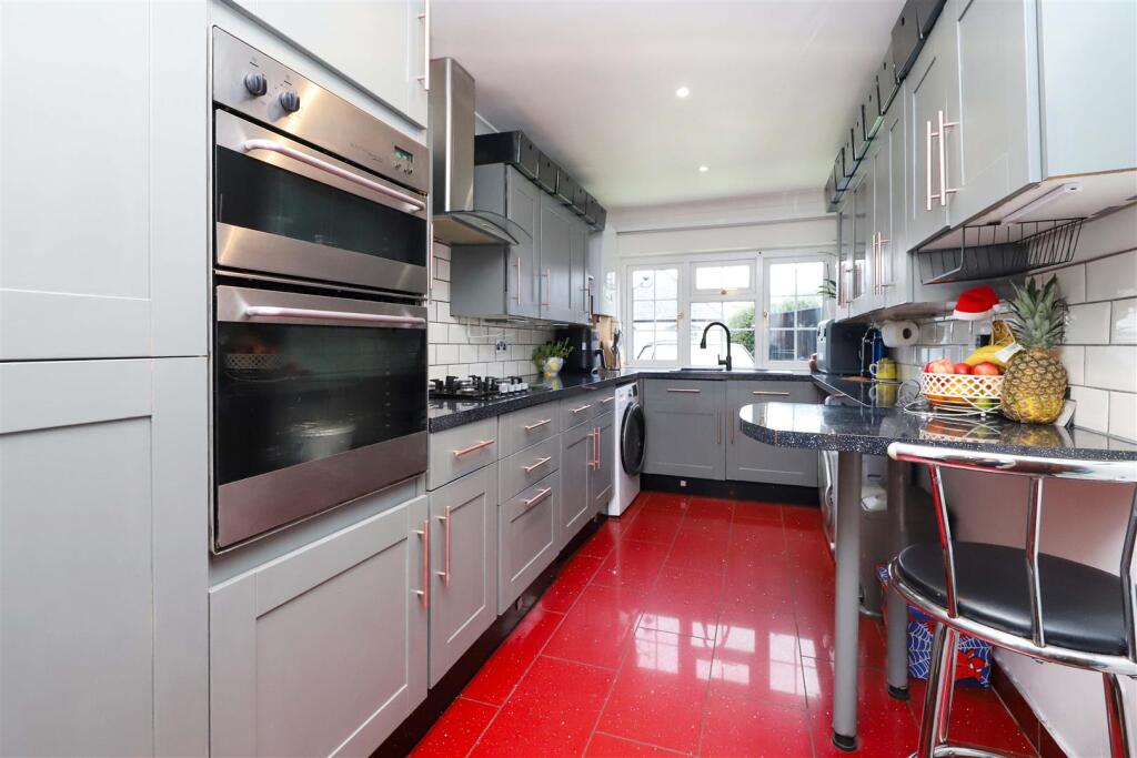 Willow Avenue, Denham, UB9 photo 3