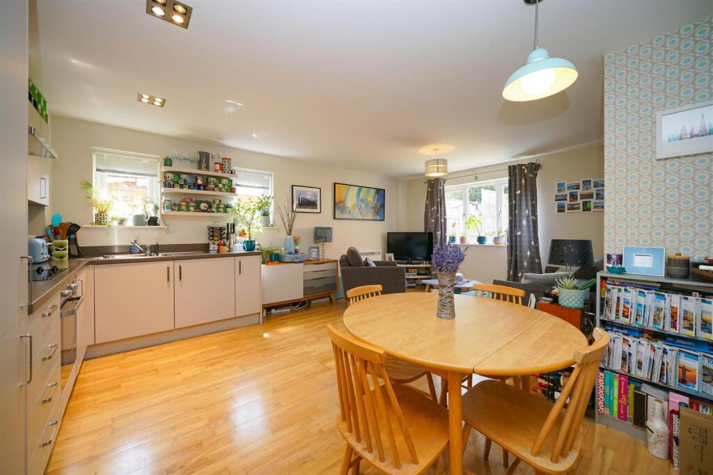Apartment in St Albans - More