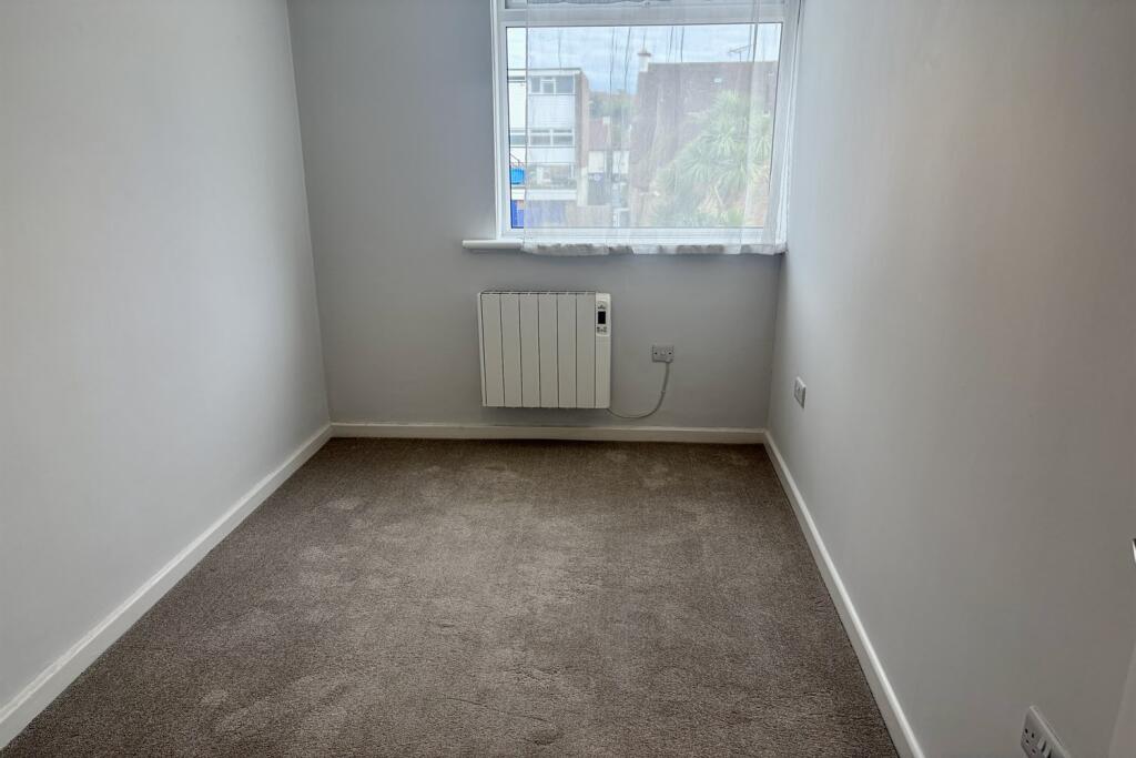 Apartment in Redhill - More