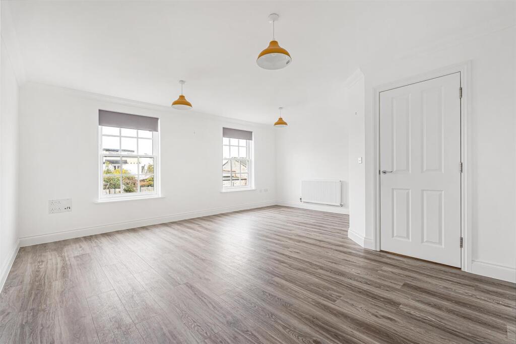 Firethorn Court, Ely photo 2