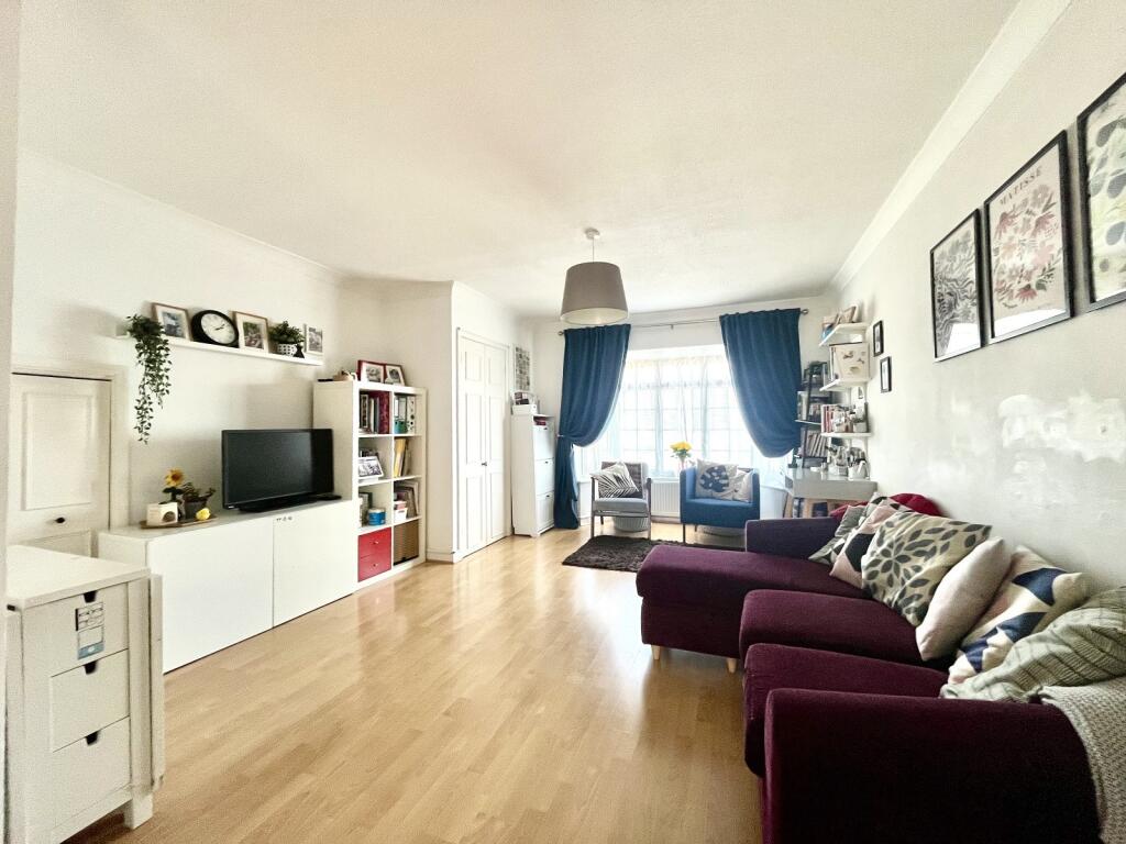 House in London, Chessington - View 2