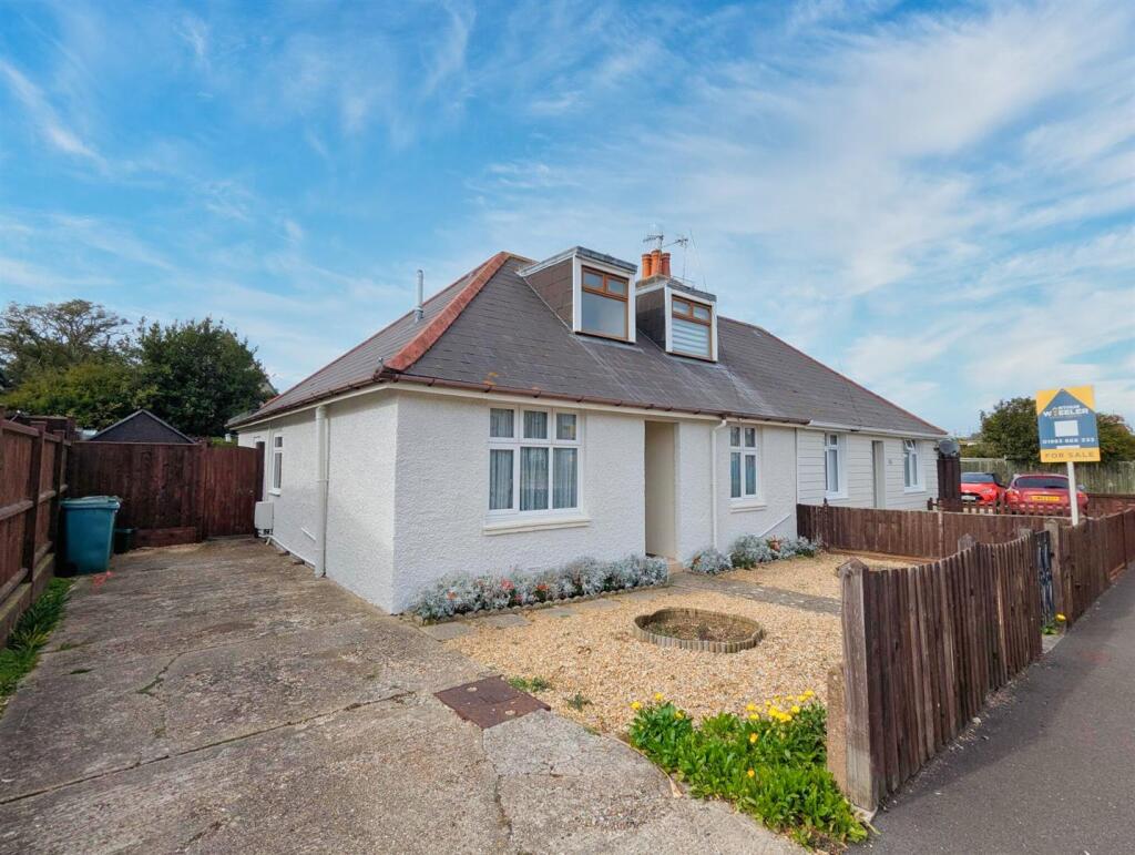 3-bed bungalow on Heath Gardens, Sandown, £275,000