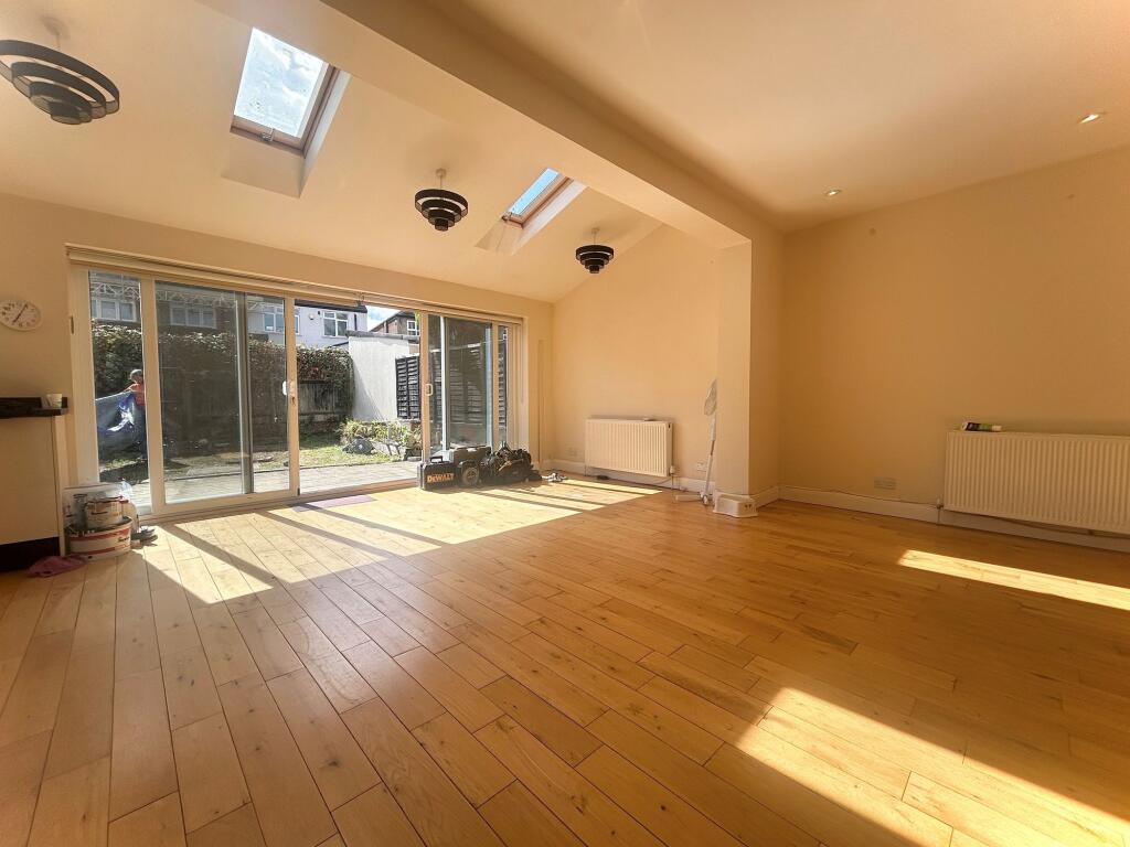 House in Sutton - View 4