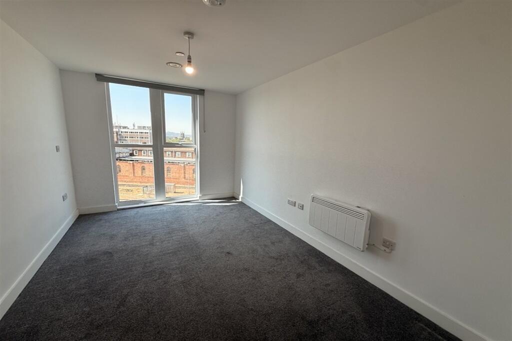Apartment in Worcester, Worcestershire - View 5