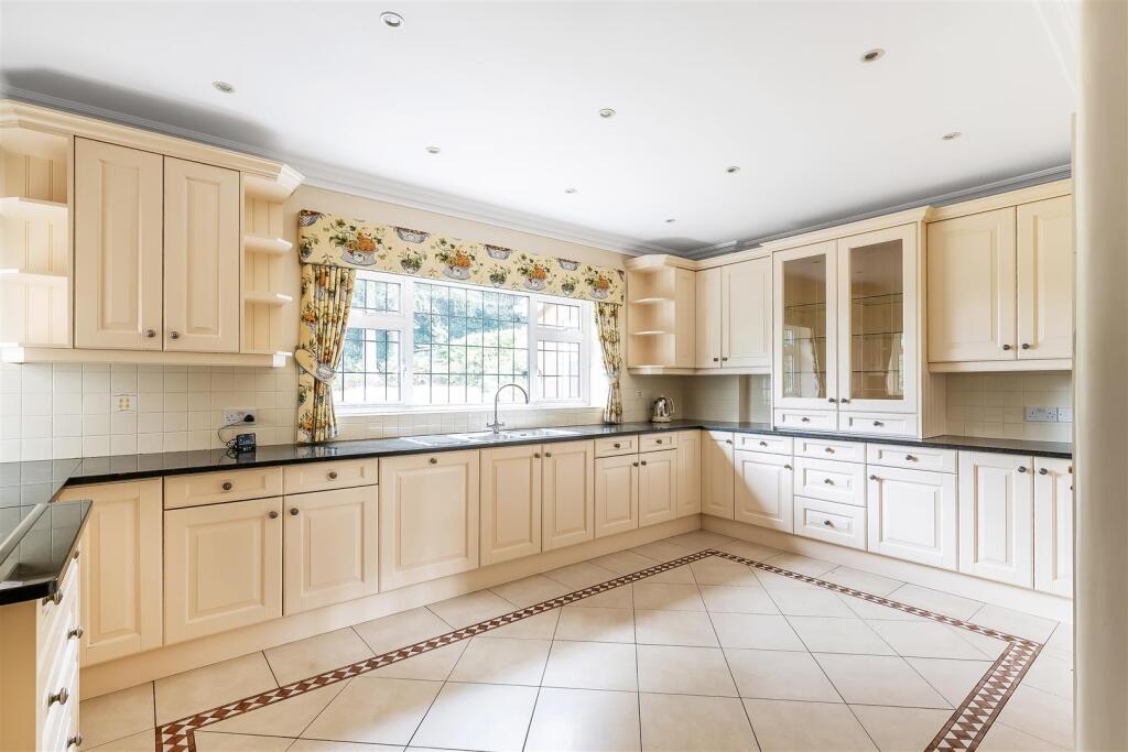 House in Tandridge, Hurst Green, Oxted - View 4