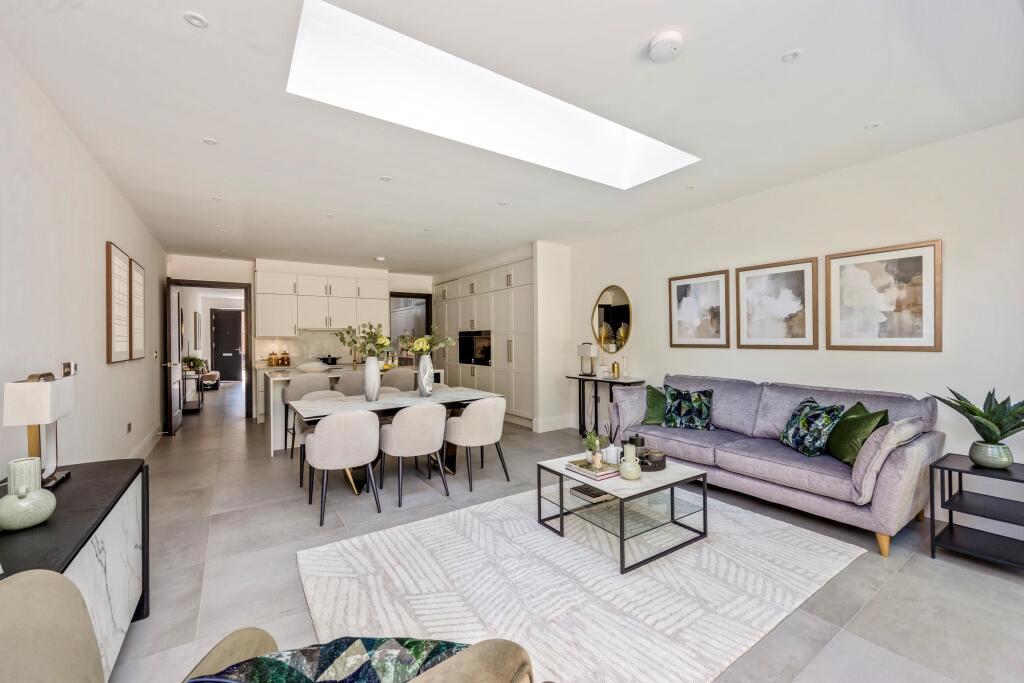 Ridgeland Place, Cobham KT11. photo 2