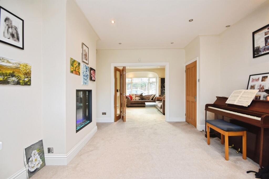 Lodge Avenue, Romford photo 4