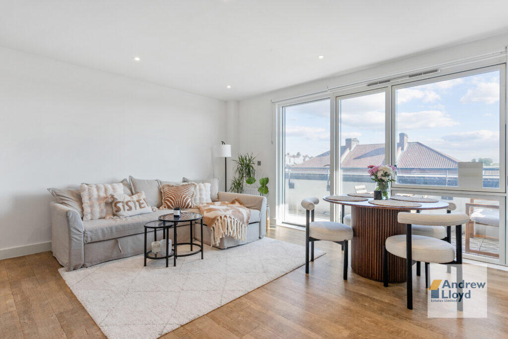 Main image of property: 1 Bedroom Flat – Montmorency House, New Southgate, N11