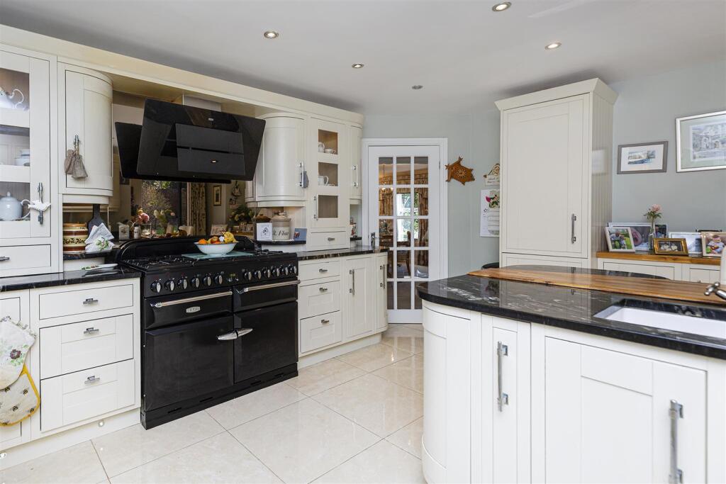 House in Huddersfield, Dogley Lane, Kirkburton - View 3