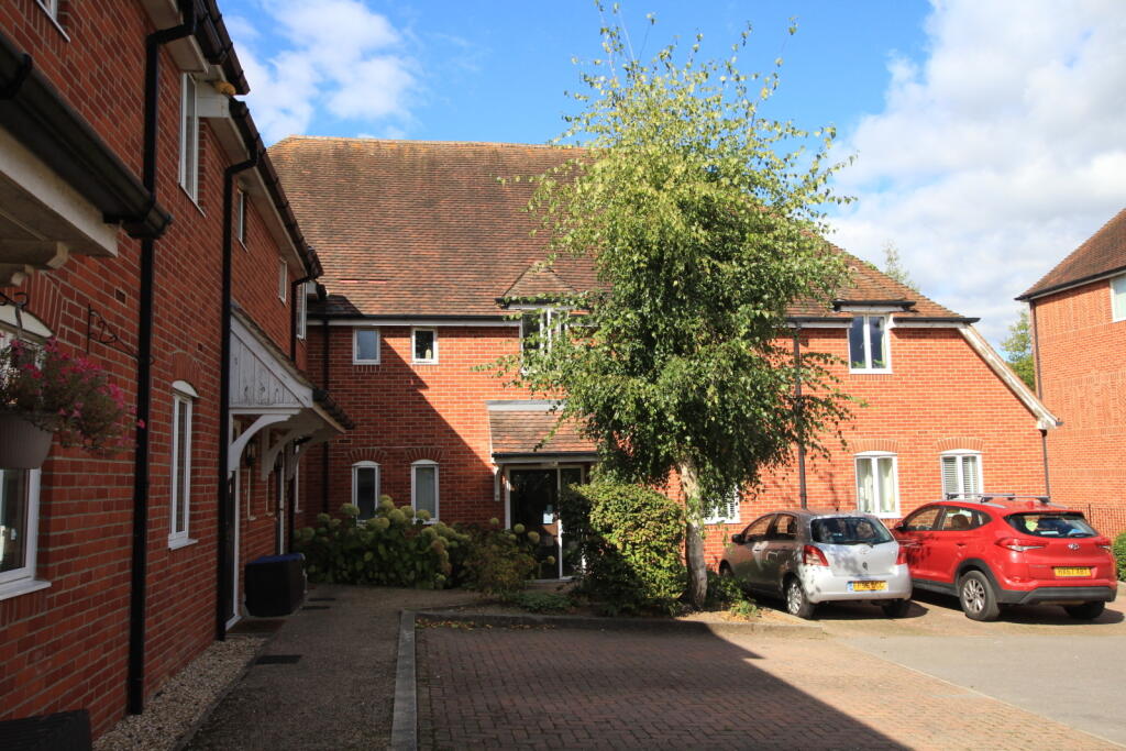 2-bed apartment on Abbey Gardens, Upper Woolhampton, Reading, Berkshire, RG7, £84,000