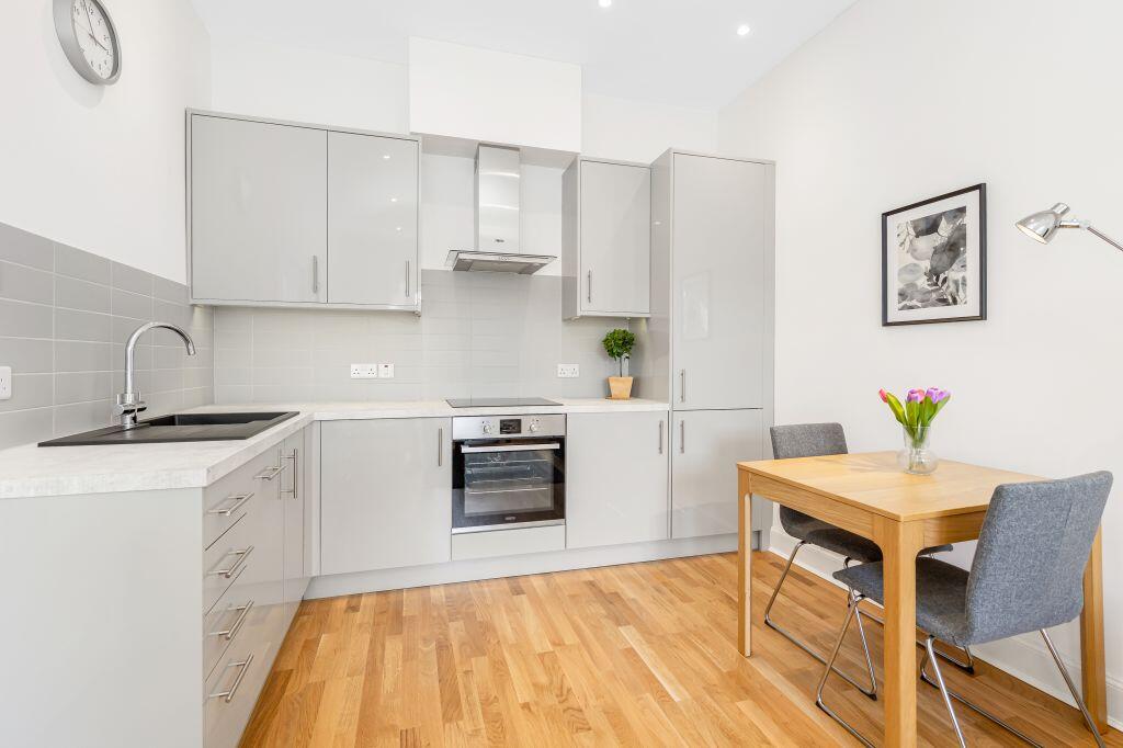 Apartment in Edinburgh, Comiston - View 4
