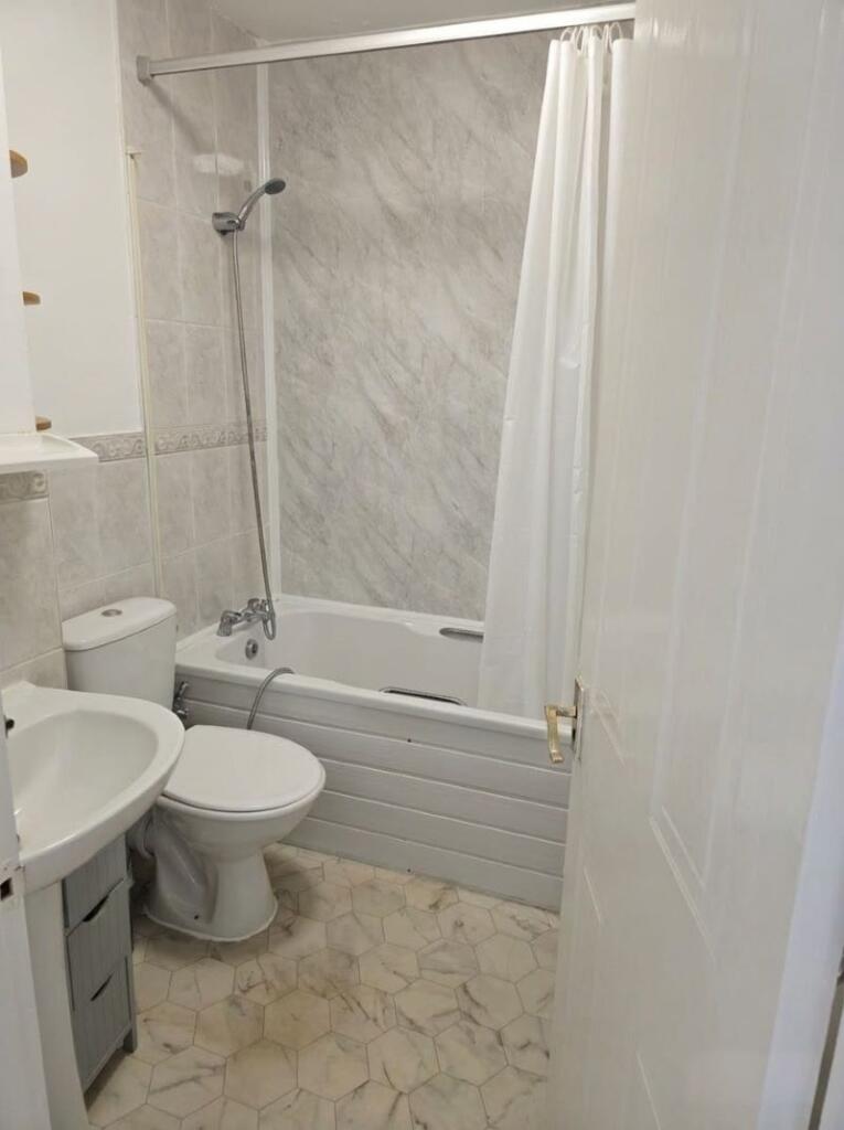 Flat 11 Conifer Court, Bluebell Way, Ilford, Essex, IG1 2GZ photo 5