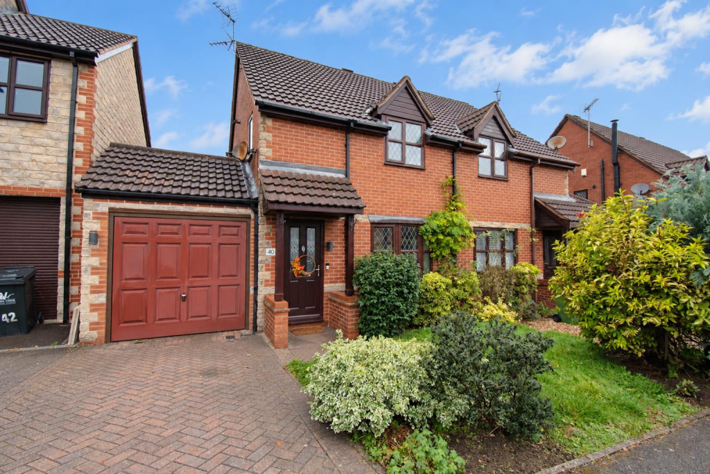 3-bed semi-detached on Charnwood Drive, Ripley, £250,000
