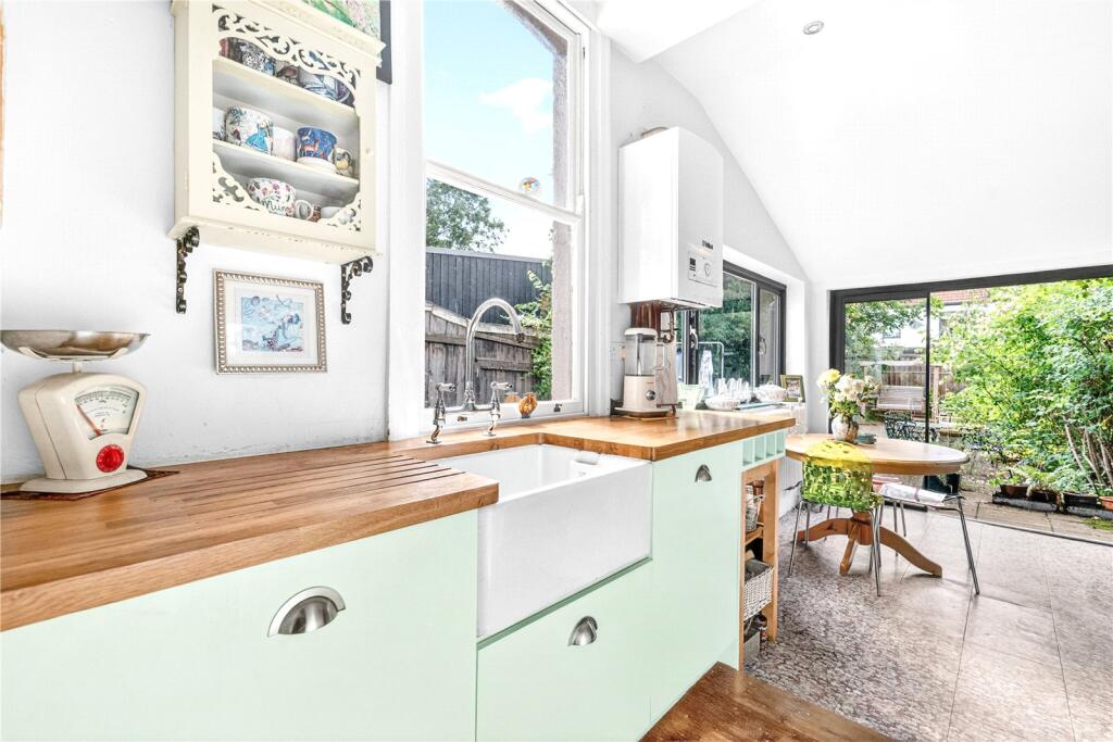 Sandringham Road, Leyton, London, E10 photo 4