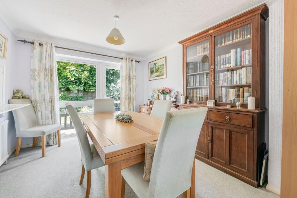 Wey Lodge Close, Liphook, Hampshire photo 3