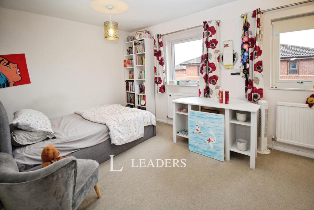 House in Milton Keynes, Crownhill, Shenley Church End - More