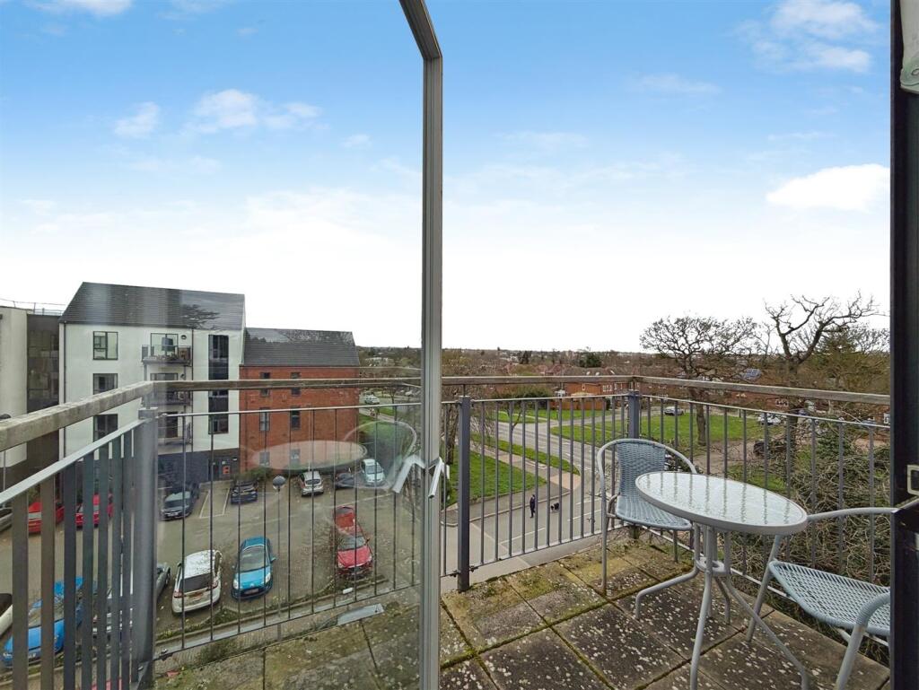 Apartment in Warwick, Myton Park - View 4