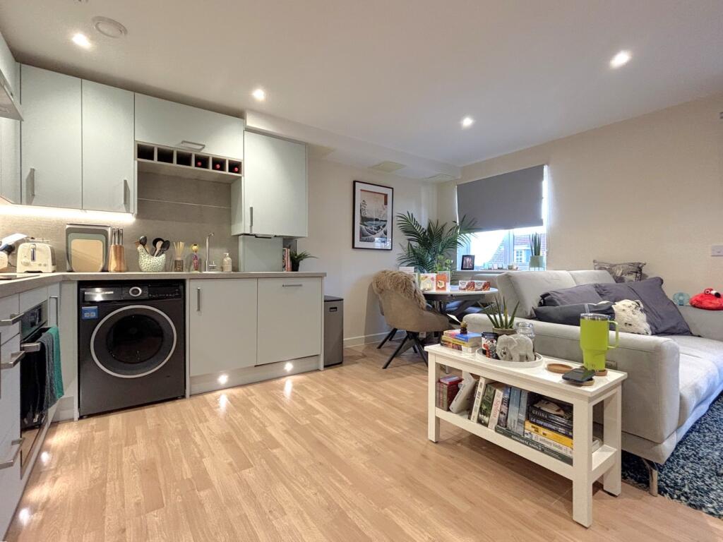 Apartment in Letchworth Garden City, Phoenix Park Estate, Jubilee Industrial Centre - View 3