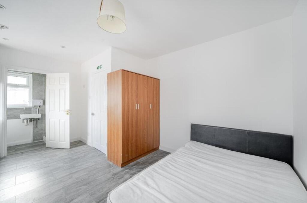 House in London, The Hale, Mill Hill - More