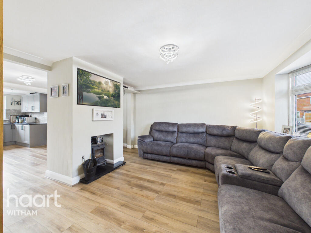 3-bed semi-detached on Walnut Tree Way, Tiptree, £300,000