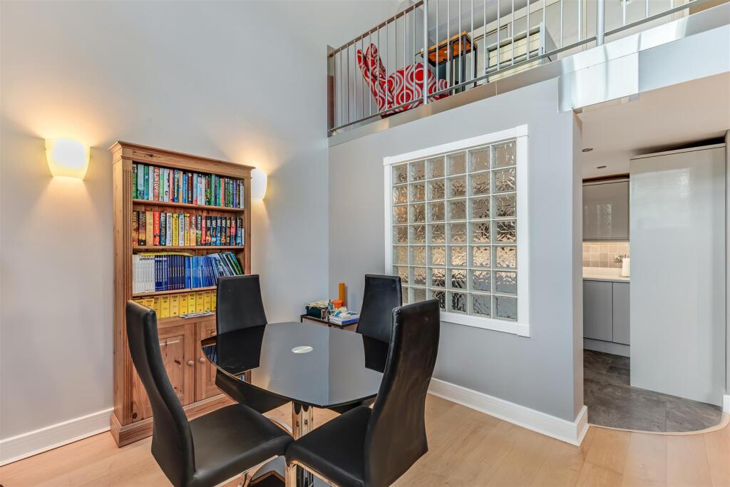 Apartment in Leeds, White Cross, Tranmere Park - More