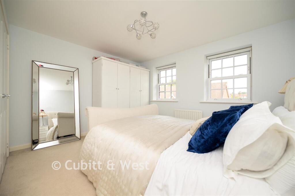 House in Reigate and Banstead, Meath Green, Horley - More