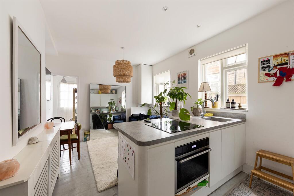 Apartment in London, Leyton - More