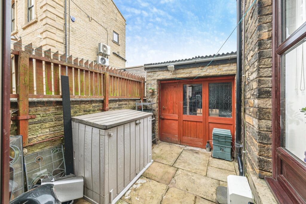 Whitcliffe Road, CLECKHEATON - More