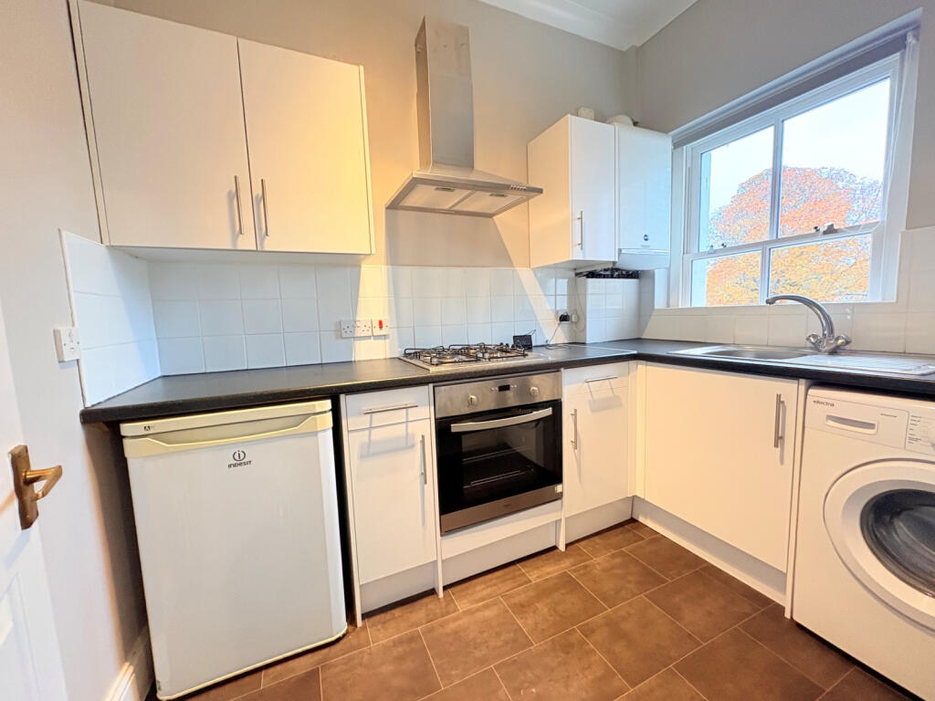 Apartment in London, Hampton Wick - View 2