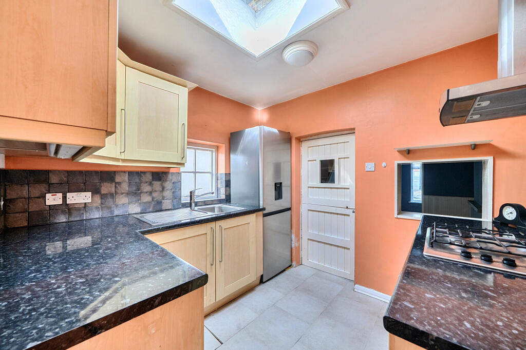 House in Sunbury-on-Thames, Sunbury Common, Kempton Park - More