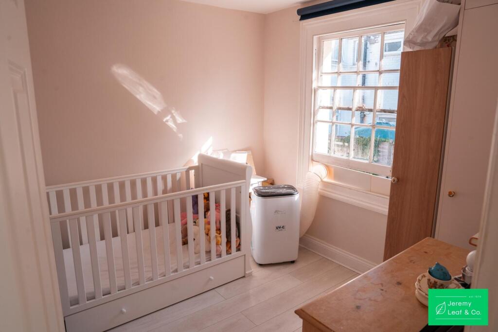 House in London, The Grange Estate, Finchley - More