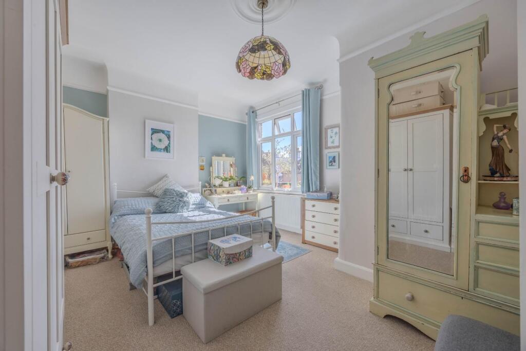 Apartment in Southend-on-Sea - More