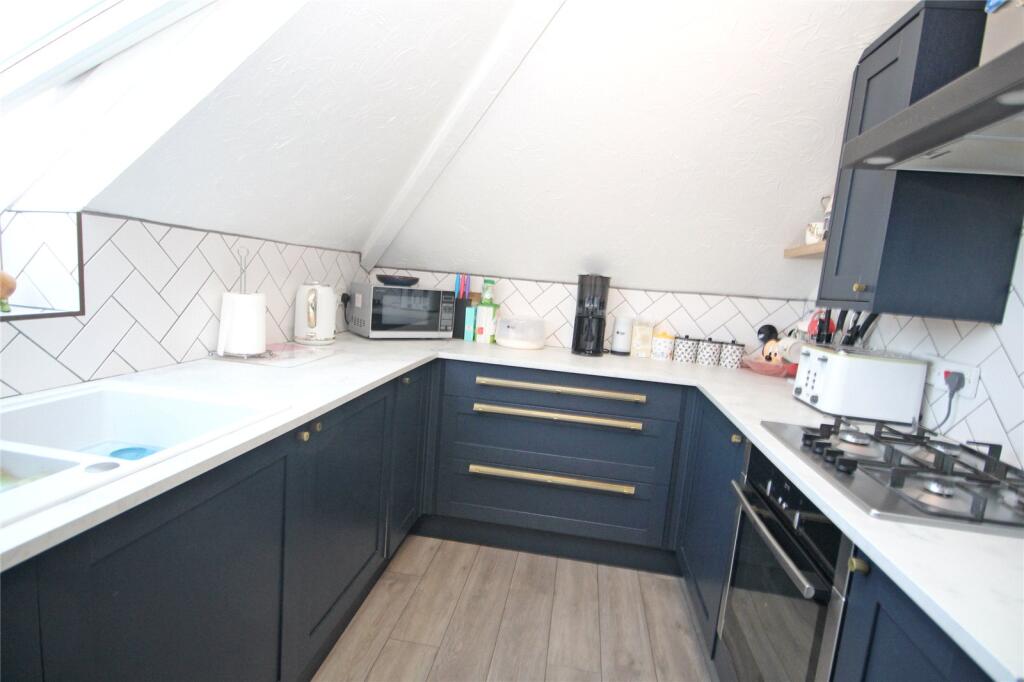 Atkinson Close, Barton on Sea, New Milton, Hampshire, BH25 photo 3