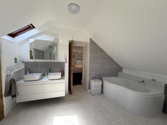 EN SUITE BATHROOM