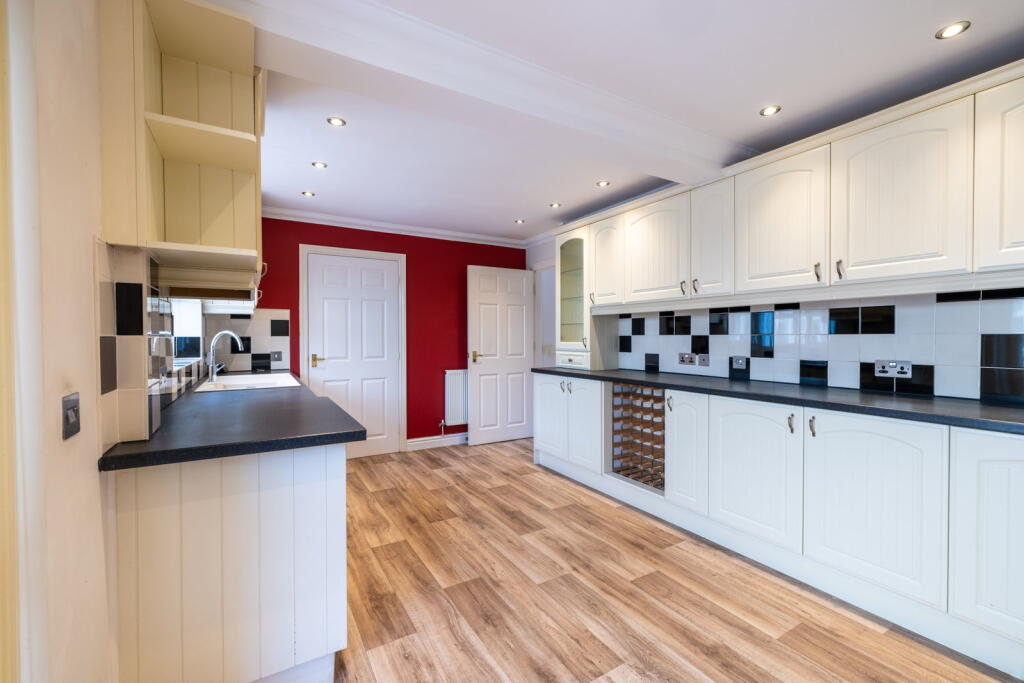 House in Fenland, Elm - More