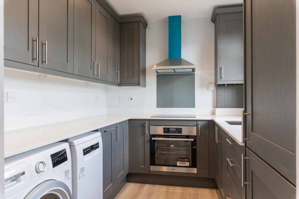 2-bed flat on Benwick Court, Croydon Road, London, £290,000