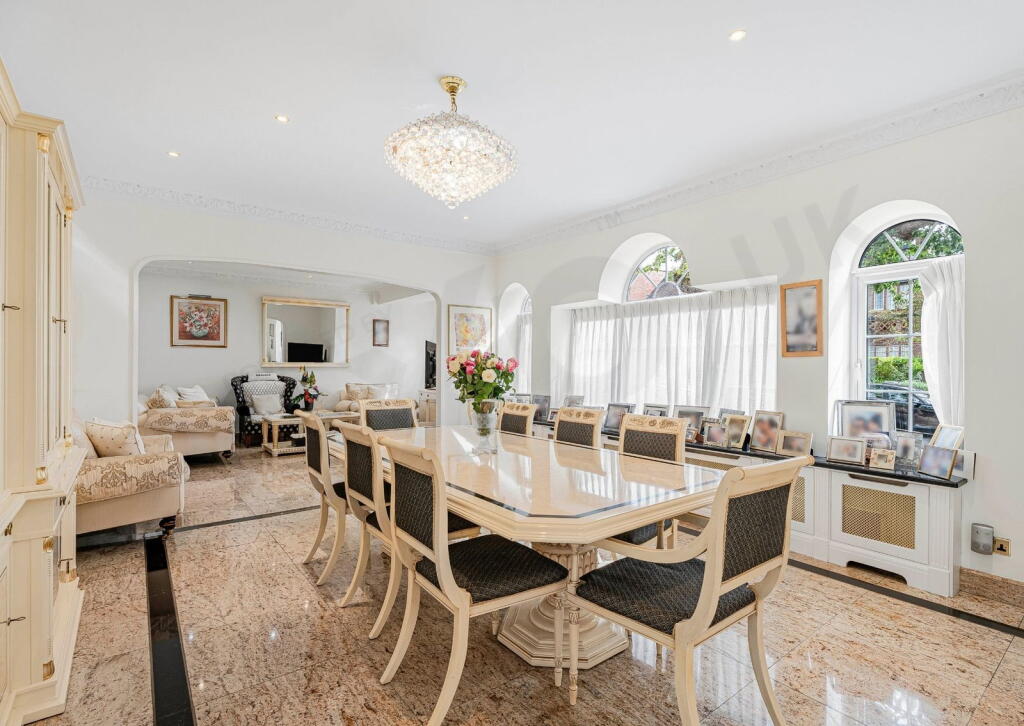 House in London, Hendon - More