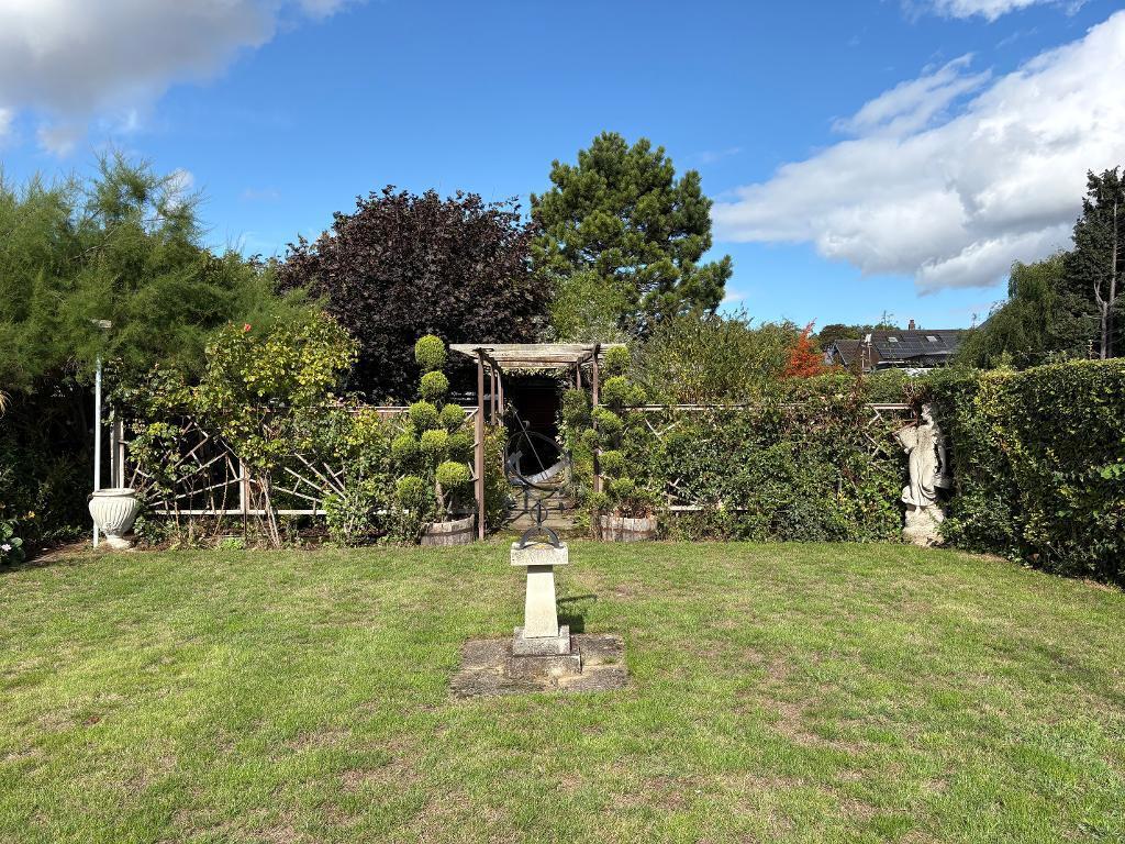 Sundon Road, Chalton, Luton, Bedfordshire, LU4 9UA photo 5